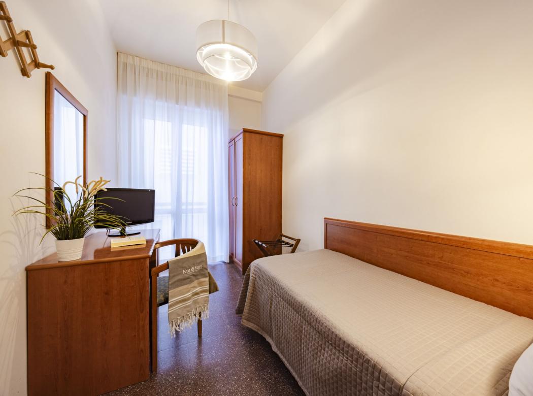 Cozy, bright room with a single bed and simple furnishings.